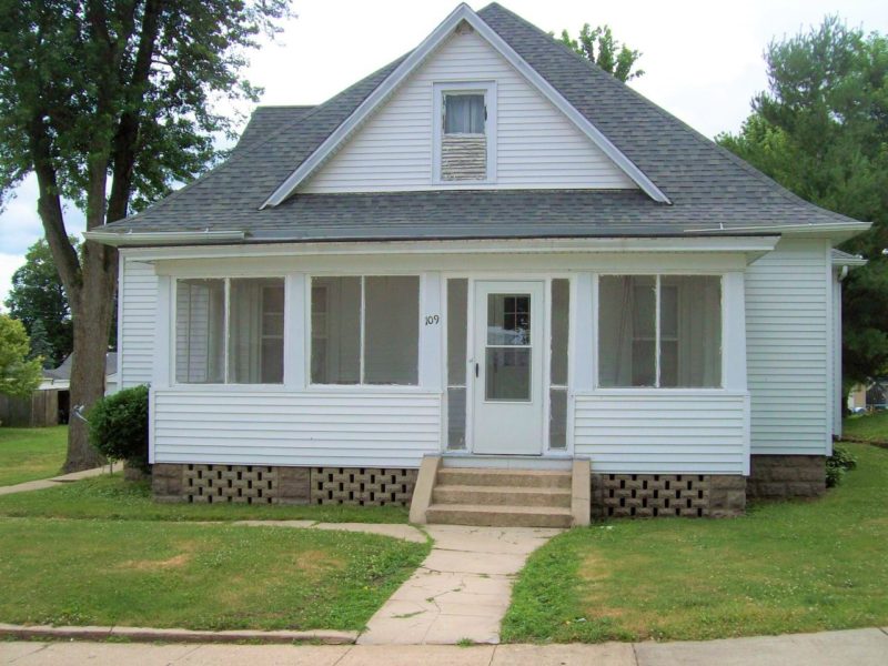 3 Bed/2 Bath Home for Sale · Bluffs, IL