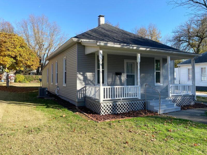 2 Bed/1 Bath Home for Sale  ·  Jacksonville, IL